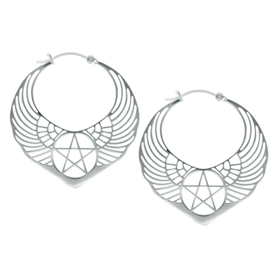 Boucles d'oreilles pentagramme ailé argentées Deux boucles d'oreilles argentées avec design d'ailes et de pentagramme sur fond blanc