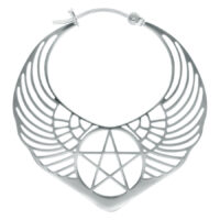 Boucle d'oreille Pentagramme Ailé Argenté Boucle d'oreille argentée avec design de pentagramme ailé sur fond blanc