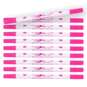 Dix stylos de tatouage Squidster roses sur fond blanc, un en travers au-dessus