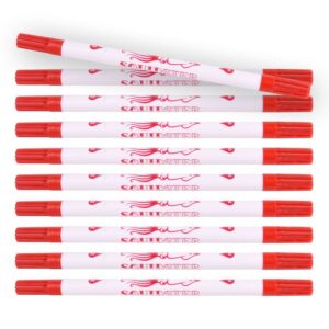 Dix stylos de tatouage rouges de Squidster alignés sur fond blanc