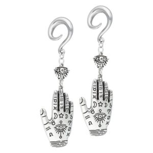 Deux poids d'oreilles Hamsa en argent et or avec crochet sur fond blanc