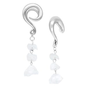 Poids d'oreille argentés en acier chirurgical avec pierres pendantes sur fond blanc