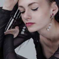 Rocks poids d'oreille en acier chirurgical argenté Femme avec des poids d'oreille Rocks en argent et piercing au nez