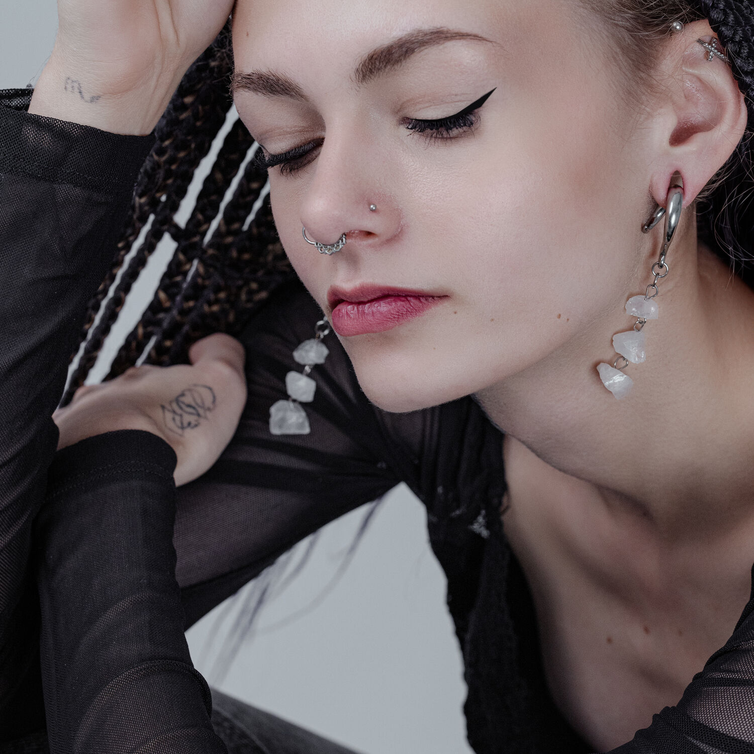 Rocks poids d'oreille en acier chirurgical argenté Femme avec des poids d'oreille Rocks en argent et piercing au nez