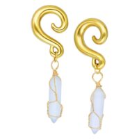 Poids d'oreille Opilate dorés avec pendentif en pierre Poids d'oreille dorés en acier chirurgical avec pendentifs en pierre blanche sur fond blanc