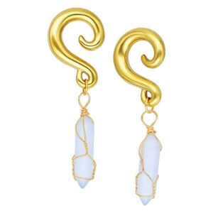 Poids d'oreille dorés en acier chirurgical avec pendentifs en pierre blanche sur fond blanc