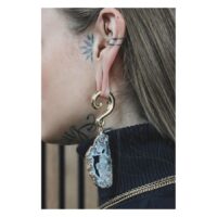 Poids d'oreille en agate indienne avec croissant doré Femme avec poids d'oreille en agate indienne en forme de croissant doré