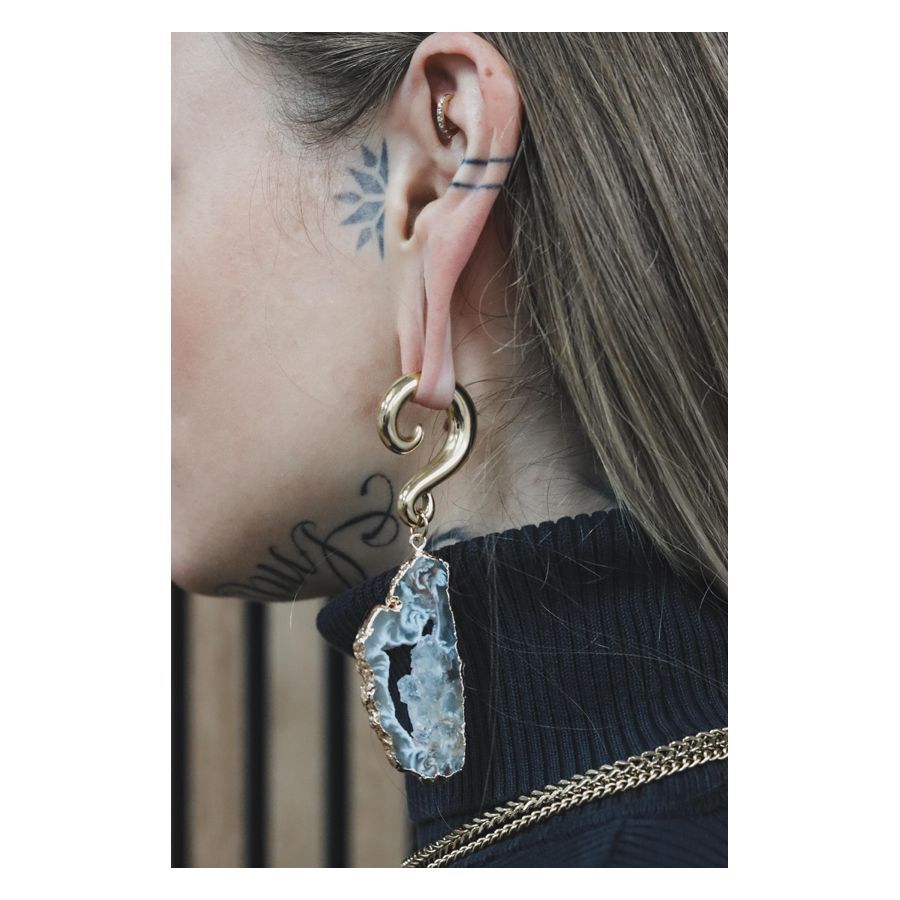 Poids d'oreille en agate indienne avec croissant doré Femme avec poids d'oreille en agate indienne en forme de croissant doré