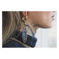 Indian Agate Dangle Boucles d'oreilles Poids Or Femme avec boucle d'oreille Indian Agate, croissants dorés, gros plan sur l'oreille