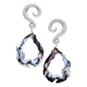 Deux poids d'oreille en agate indienne argent sur fond blanc