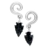 Poids d'oreilles en obsidienne noire avec croissants en argent sur fond blanc