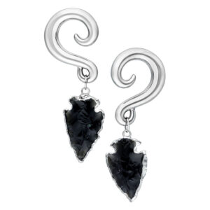 Poids d'oreilles en obsidienne noire avec croissants en argent sur fond blanc