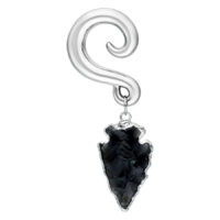 Poids d'oreille argenté avec pointe de flèche en obsidienne noire sur fond blanc
