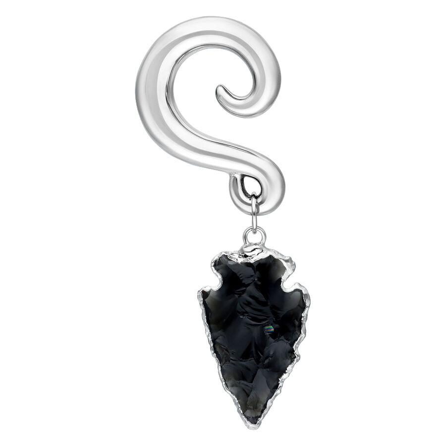Poids d'oreille argenté avec pointe de flèche en obsidienne noire sur fond blanc