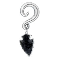 Design de croissant en argent avec pierre d'obsidienne noire suspendue sur fond blanc