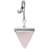 Poids d'oreille Triangle Rose argenté Poids d'oreille argenté avec pendentif en quartz rose triangulaire sur fond blanc