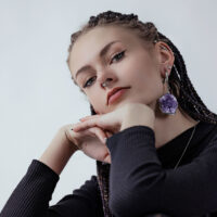 Femme avec poids d'oreille en améthyste en acier chirurgical argenté et piercings