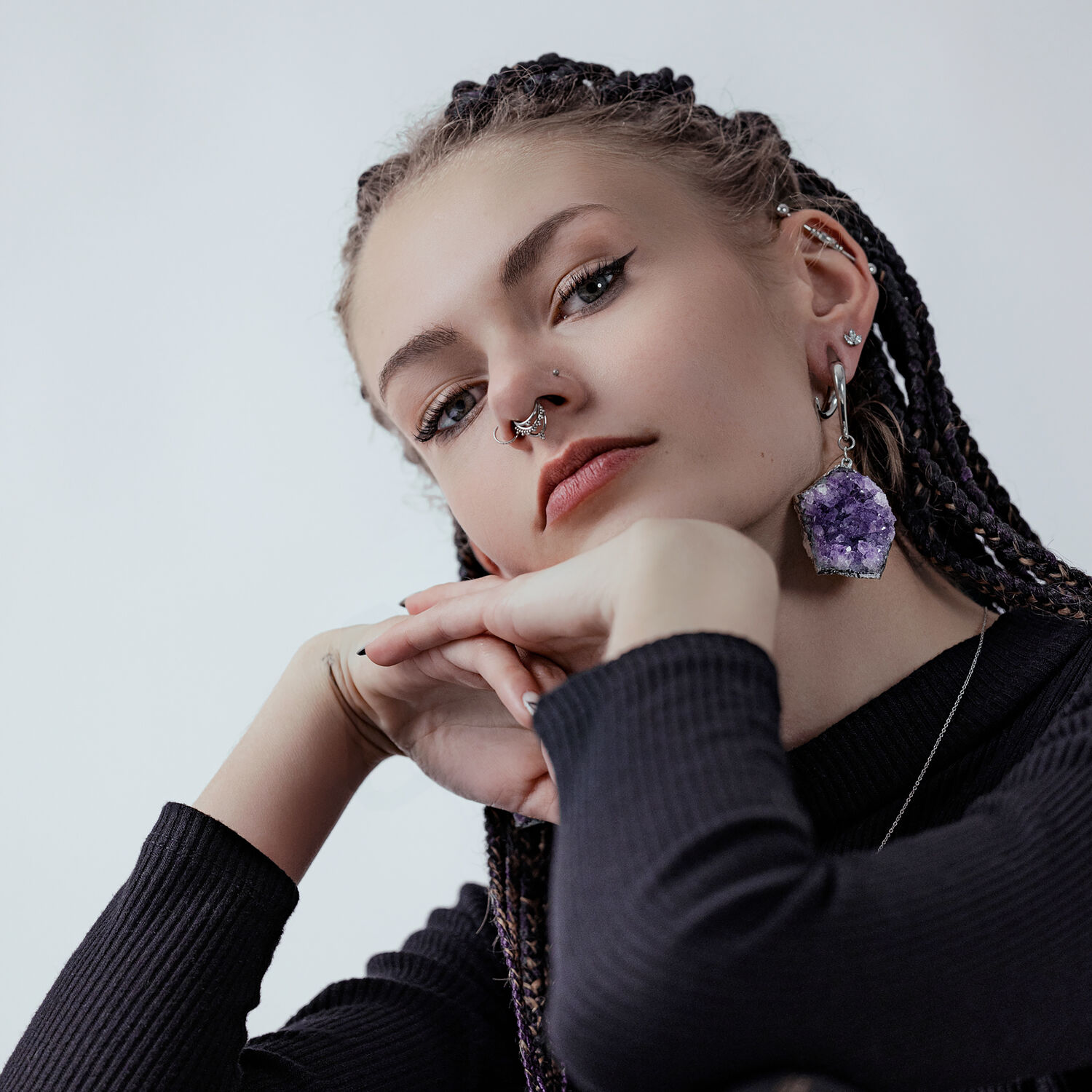 Femme avec poids d'oreille en améthyste en acier chirurgical argenté et piercings