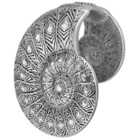 Ear Cuffs Fossil en Argent en Acier Chirurgical Ear Cuff argenté avec motif ressemblant à un fossile sur fond blanc