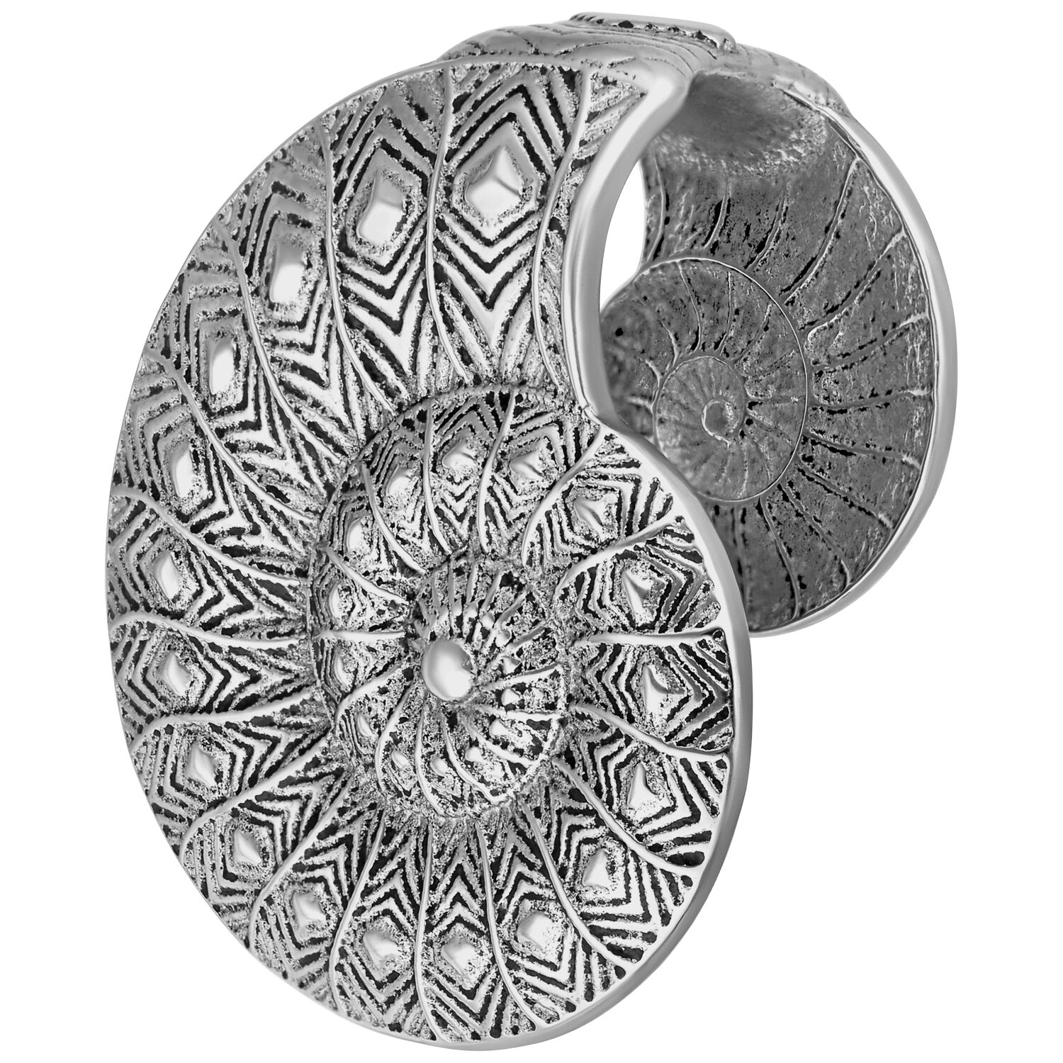 Ear Cuffs Fossil en Argent en Acier Chirurgical Ear Cuff argenté avec motif ressemblant à un fossile sur fond blanc