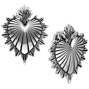Deux poids d'oreille Sacred Heart argentés avec un design de cœur enflammé sur fond blanc