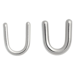 Deux keepers de septum en U argentés en acier chirurgical sur fond blanc