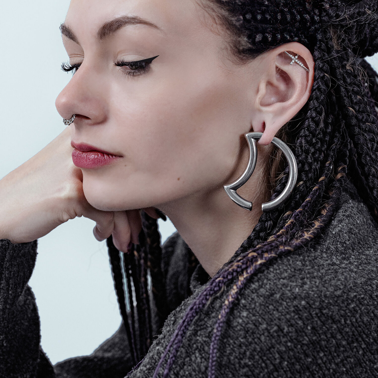 Élégants poids d'oreille Moon en argent Femme avec des poids d'oreille Moon en argent en acier chirurgical, profil latéral