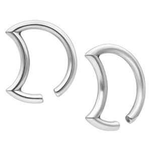 Deux poids d'oreille Moon en argent en acier chirurgical sur fond blanc