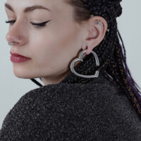 Poids d'oreilles en forme de cœur en acier chirurgical Femme avec des poids d'oreilles en forme de cœur en acier noir