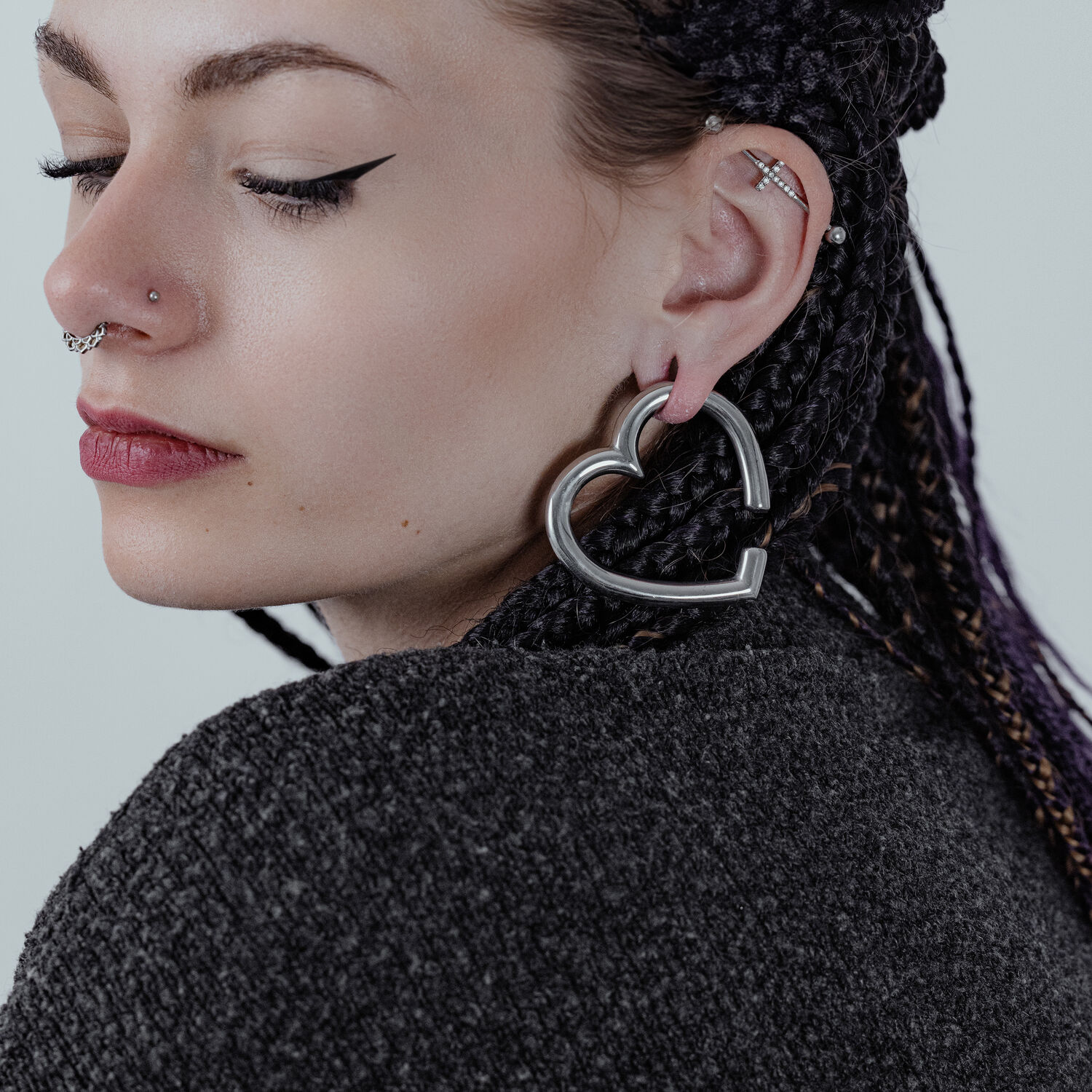 Poids d'oreilles en forme de cœur en acier chirurgical Femme avec des poids d'oreilles en forme de cœur en acier noir