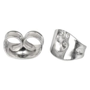 Deux fermoirs de boucle d'oreille en acier chirurgical 316L argentés sur fond blanc