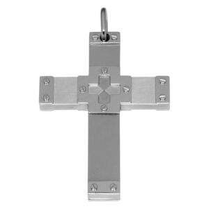 Pendentif croix en acier chirurgical argenté sur fond blanc