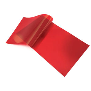 Film rouge sur fond blanc, légèrement courbé