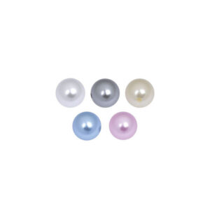 Cinq perles colorées en argent, rose, blanc, crème et bleu clair sur fond blanc