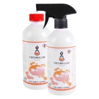 TADOO Tintenkillah Set 500 ml avec tête de pulvérisation Deux bouteilles TADOO Tintenkillah, l'une avec un bouchon rouge et l'autre avec une tête de pulvérisation noire, sur fond blanc