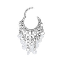 Clicker en cristal argenté Waterfall avec cristaux clairs Anneau de piercing argenté avec cristaux clairs suspendus sur fond blanc