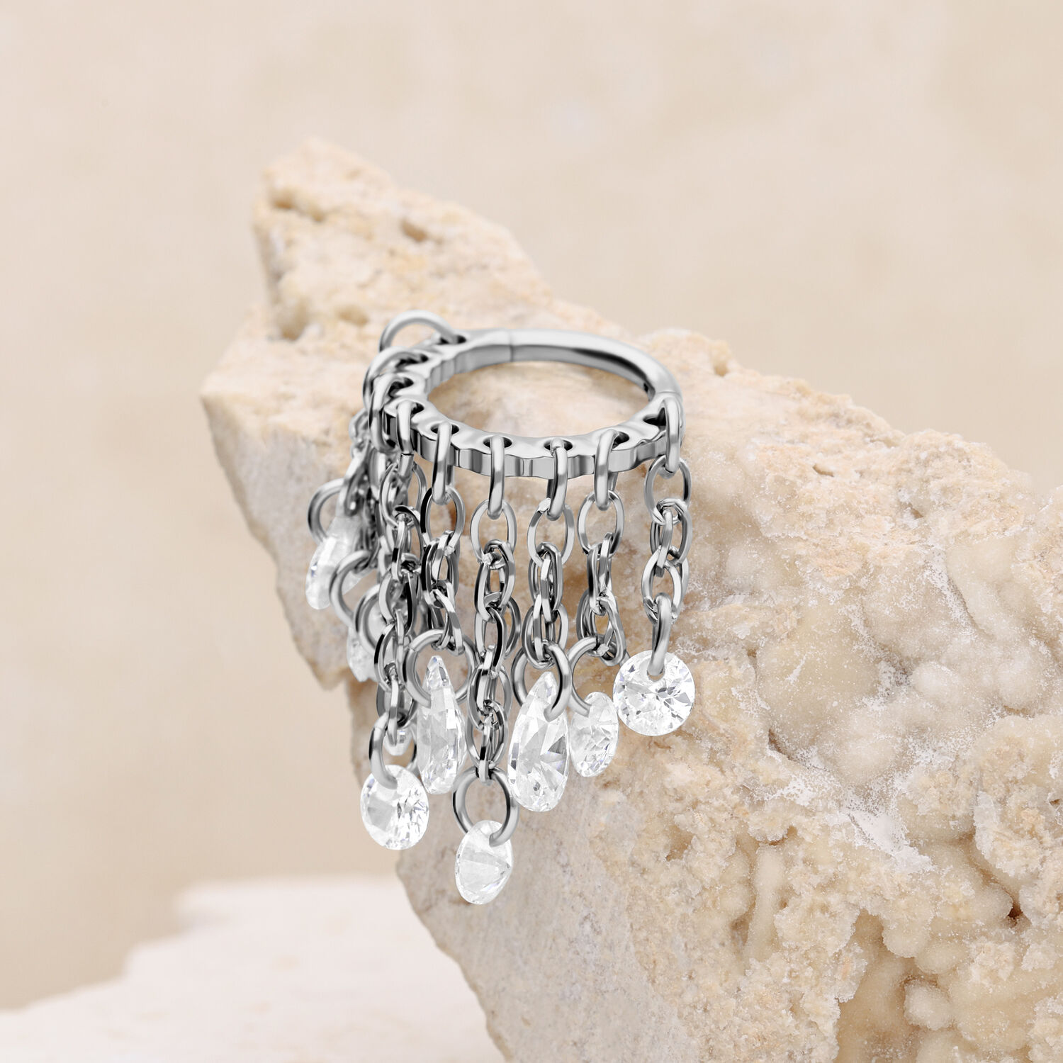 Clicker en cristal cascade argenté avec cristaux clairs Anneau de piercing argenté avec cristaux clairs sur pierre claire