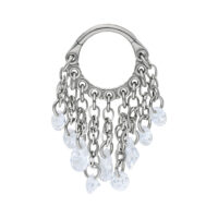 Clicker en titane argenté avec gouttes de cristal Anneau de piercing argenté avec cristaux clairs suspendus sur fond blanc