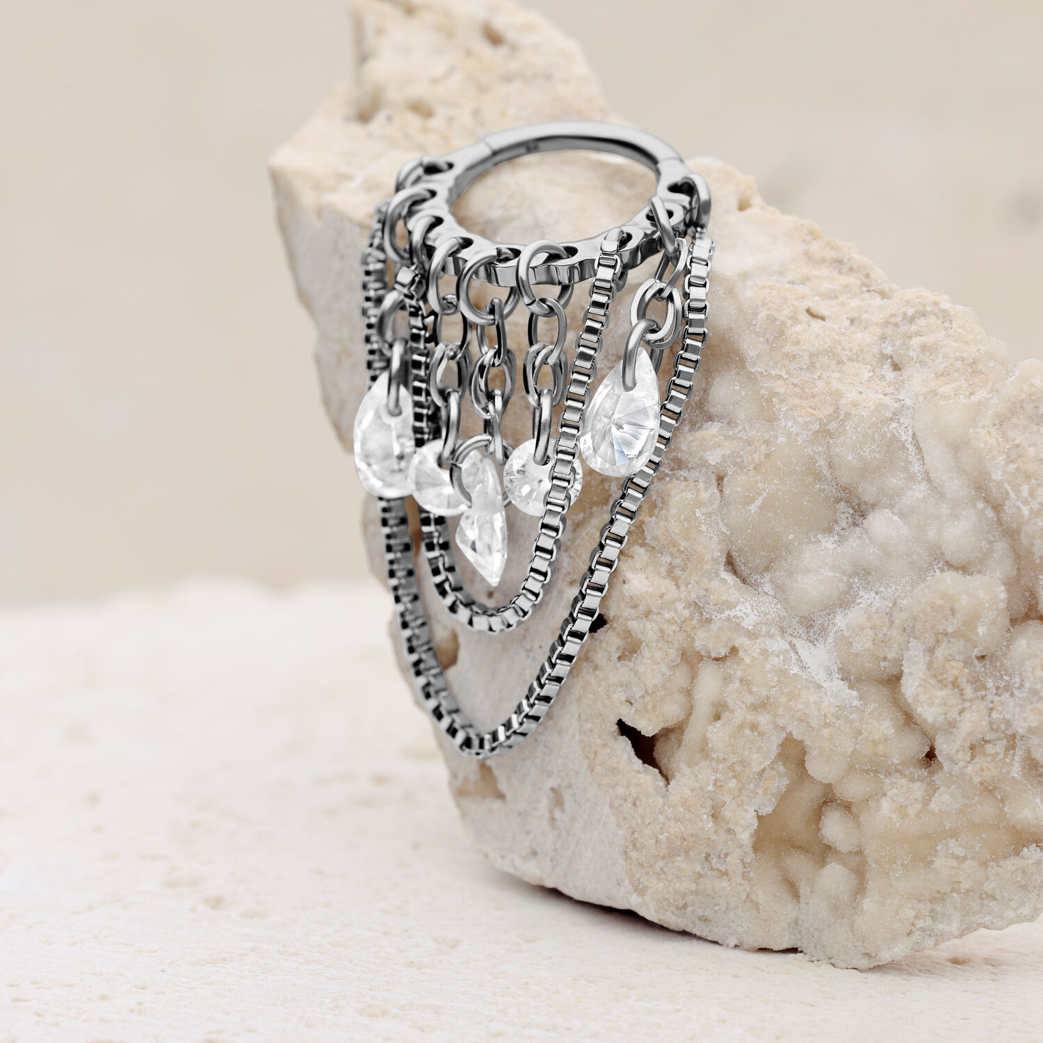 Clicker en argent avec chaîne serpent et cristaux Clicker argenté avec cristaux clairs sur pierre claire