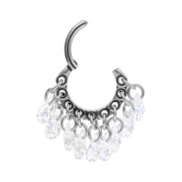 Clicker en titane argenté avec cristaux clairs Anneau de piercing en titane argenté avec cristaux clairs suspendus sur fond blanc