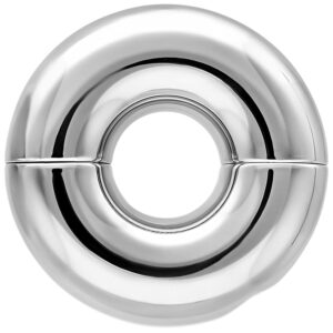 Anneau de piercing argenté en acier chirurgical sur fond blanc
