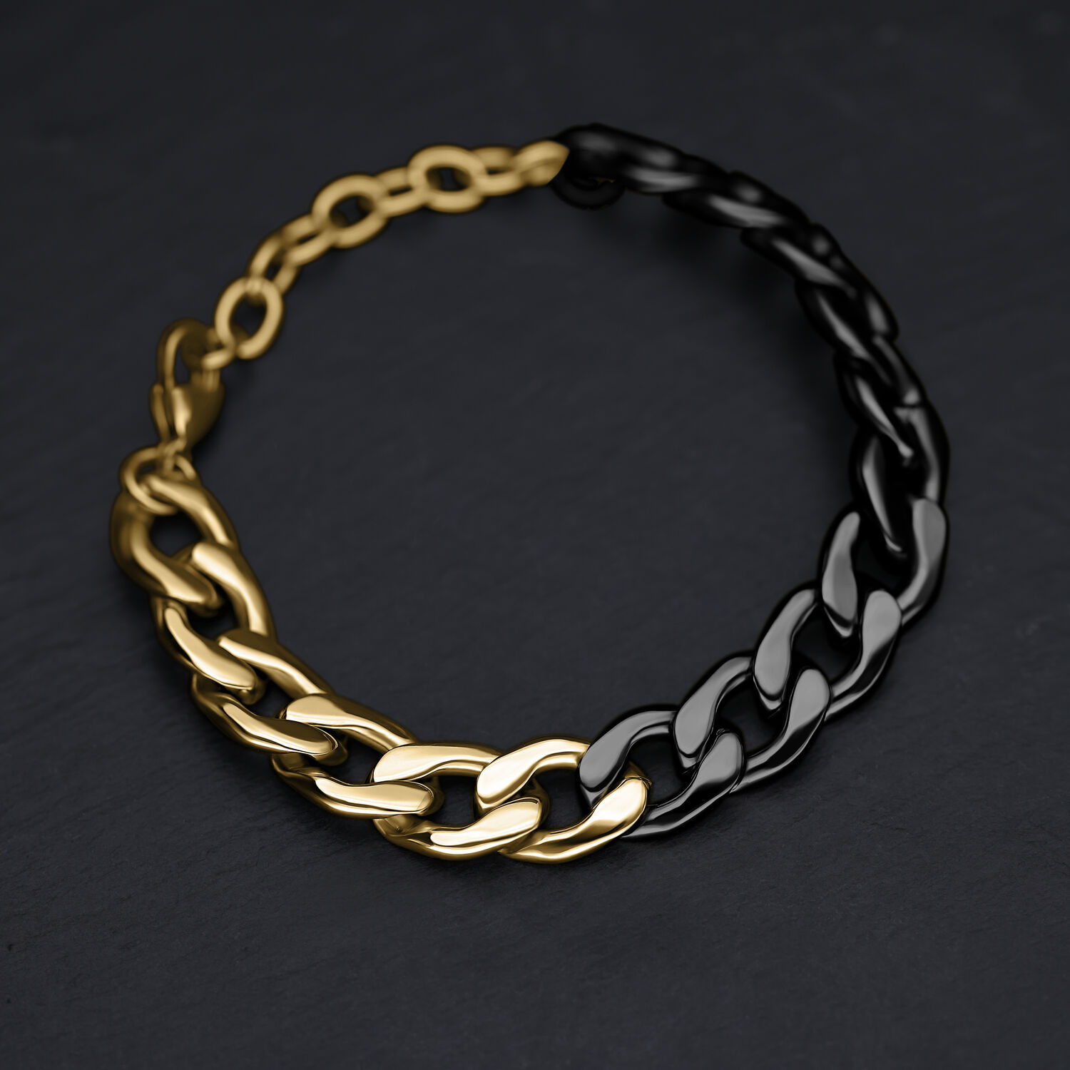 Bracelet avec maillons dorés et noirs sur fond sombre