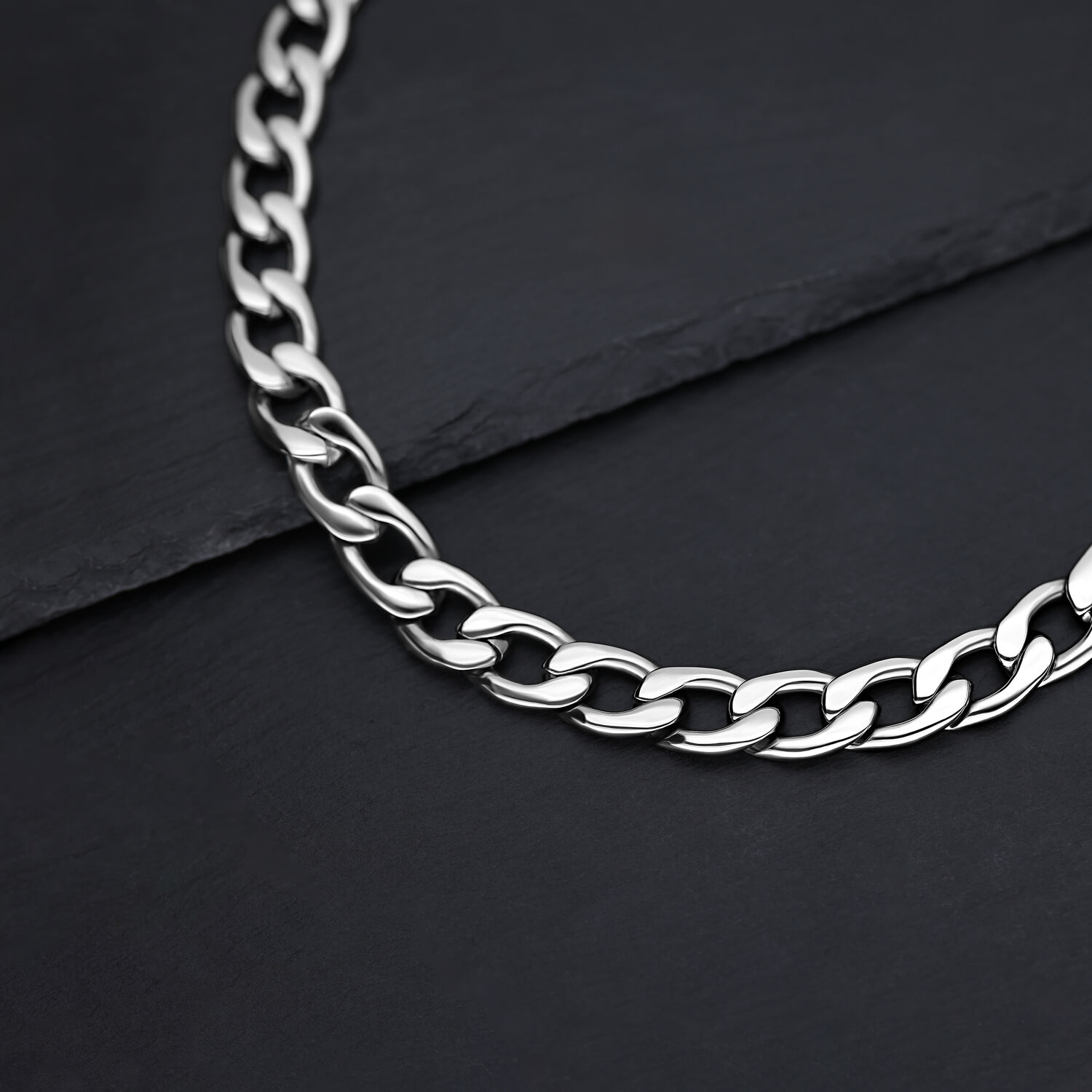 Chaîne Chunky argentée en acier chirurgical Chaîne Chunky argentée en acier chirurgical sur fond sombre