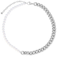 Collier Chunky Pearl en acier chirurgical Collier Chunky Pearl argenté avec perles et maillons sur fond blanc