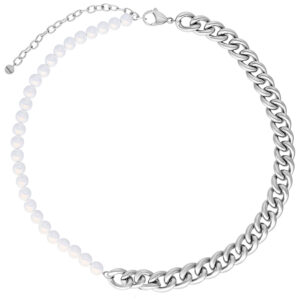 Collier Chunky Pearl argenté avec perles et maillons sur fond blanc