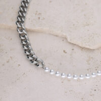 Collier chunky avec perles et maillons en acier Chaîne en maillons argentés combinée à des perles synthétiques sur fond de pierre claire