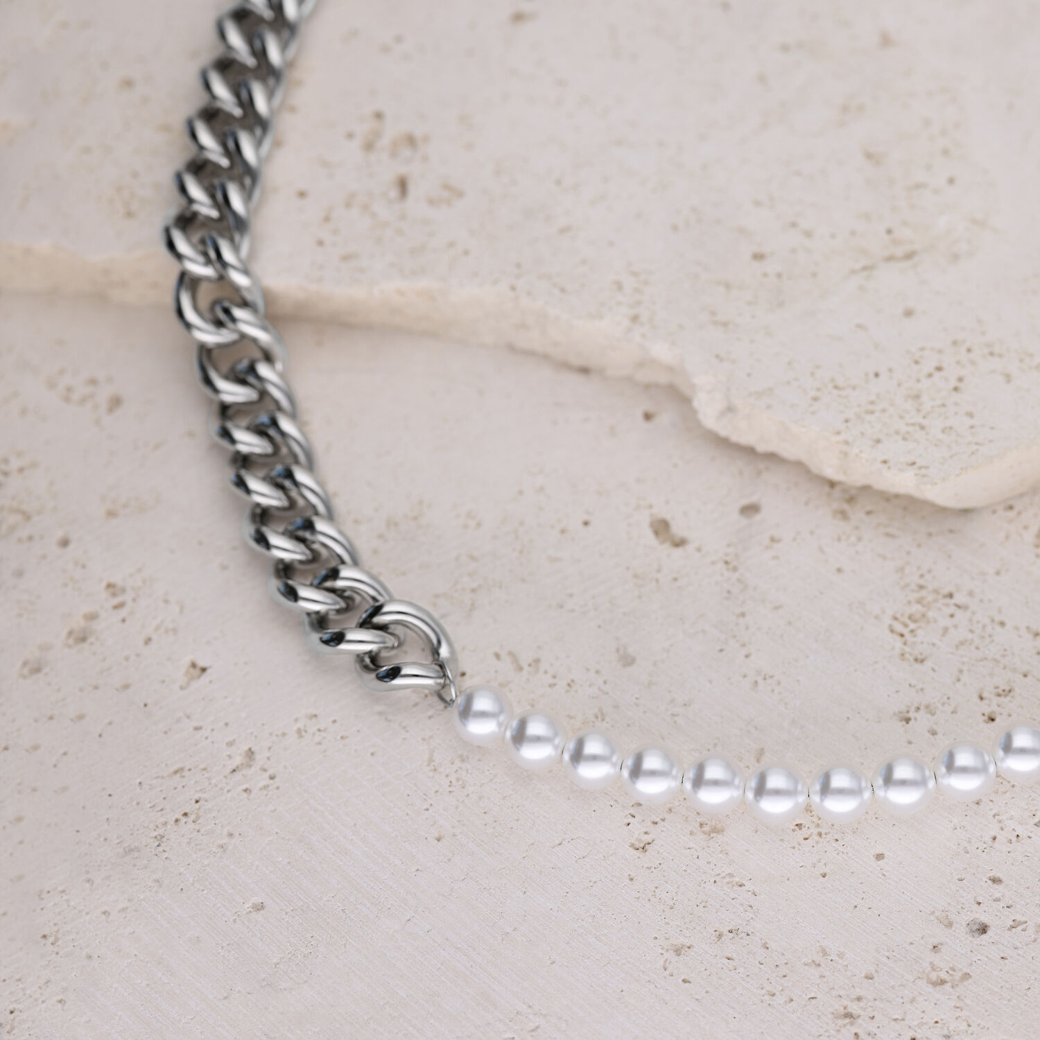 Collier chunky avec perles et maillons en acier Chaîne en maillons argentés combinée à des perles synthétiques sur fond de pierre claire