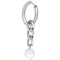 Petits anneaux chunky en perles argentées Boucle d'oreille argentée avec design en chaîne et perle sur fond blanc