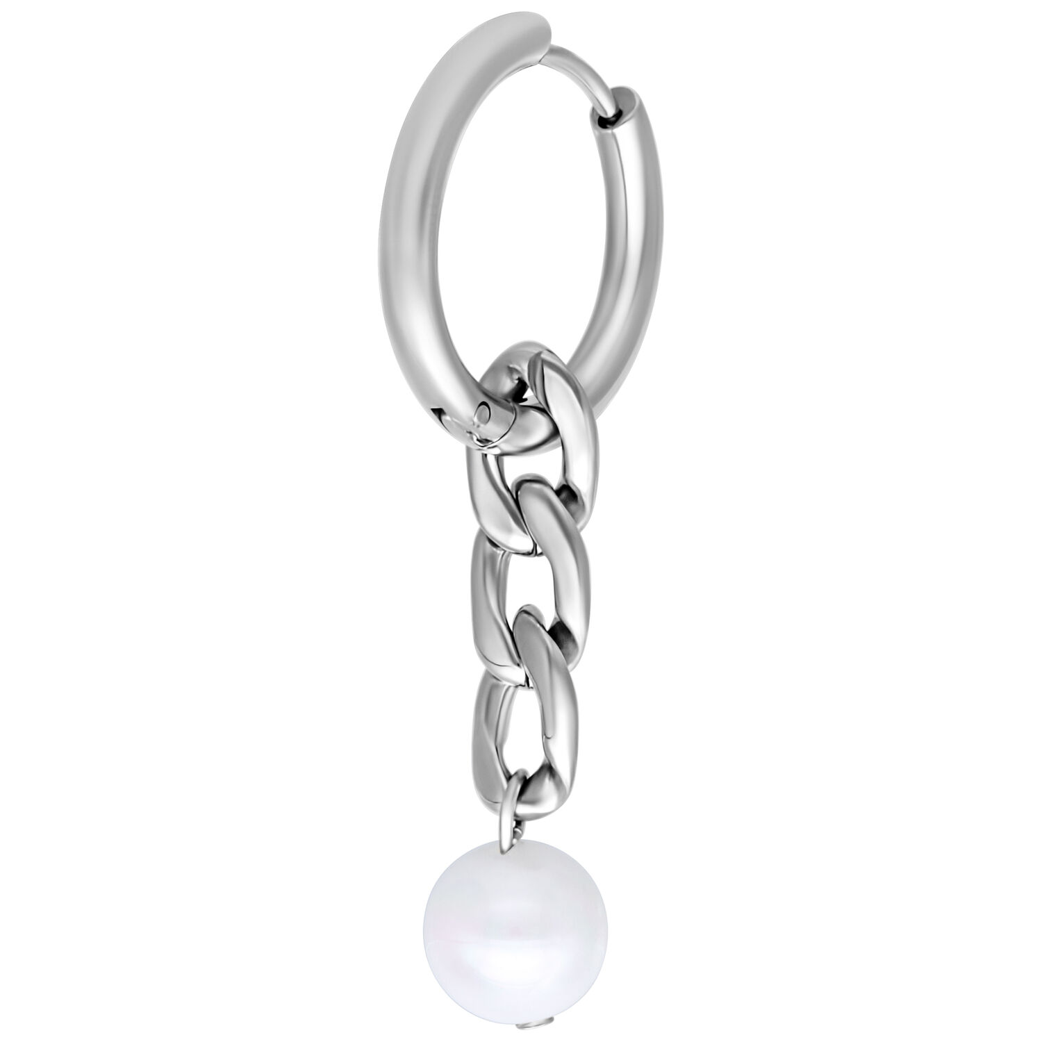 Petits anneaux chunky en perles argentées Boucle d'oreille argentée avec design en chaîne et perle sur fond blanc
