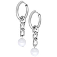 Boucles d'oreilles Chunky Pearl Hoops argentées Boucles d'oreilles argentées avec pendentifs en perles sur fond blanc